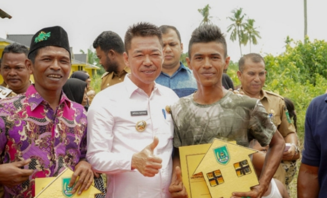 Bupati Rohil Serahkan 15 Unit Rumah Resetlement ke Masyarakat