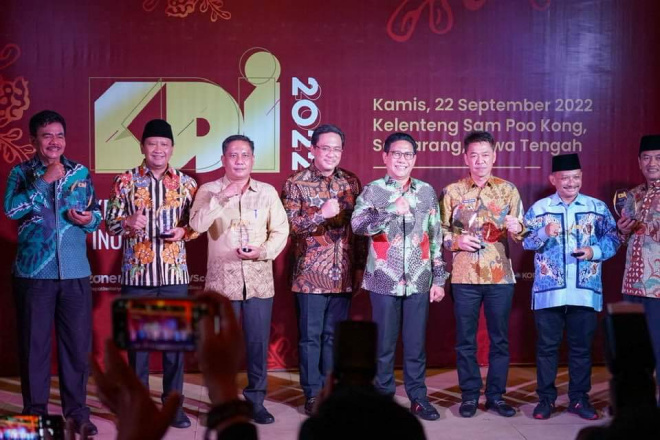 Bupati Rohil Songsong Penghargaan Kepala Daerah Inovatif Dari MNC di Semarang