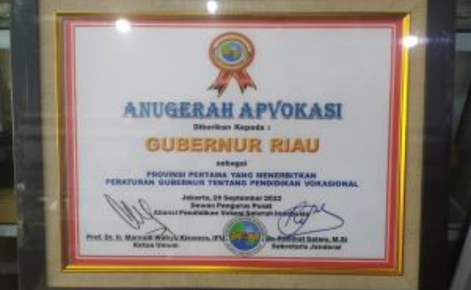 Peduli Pengembangan Pendidikan Vokasi, Gubri Syamsuar Dapat Penghargaan APVOKASI