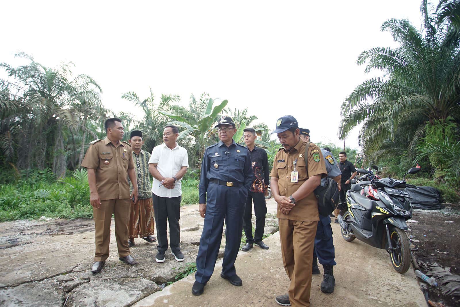 Bupati Wardan Tinjau Pengerjaan Jalan yang Viral 