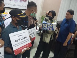 Mensos RI Serahkan Bantuan untuk Biaya Pengobatan Anak di Rumbai Pekanbaru