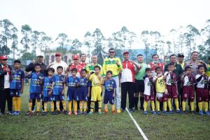 Gubri Buka Festival Sepak Bola U-10 dan U-12 di kampus UIR