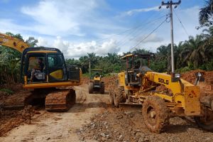 Perbaiki Jalan di Batang Cenaku Inhu, Pemprov Riau Turunkan Alat BeratÂ