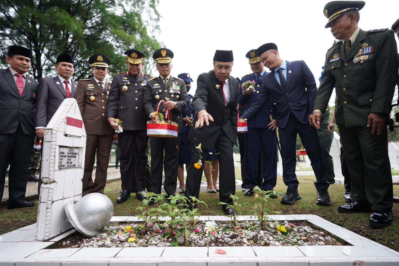 Gubri Gelar Upacara Peringatan Hari Pahlawan di TMP Kusuma Dharma Pekanbaru