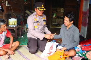 Kapolres Inhu Sambangi Warga Suku Talang Mamak yang Diterkam Beruang