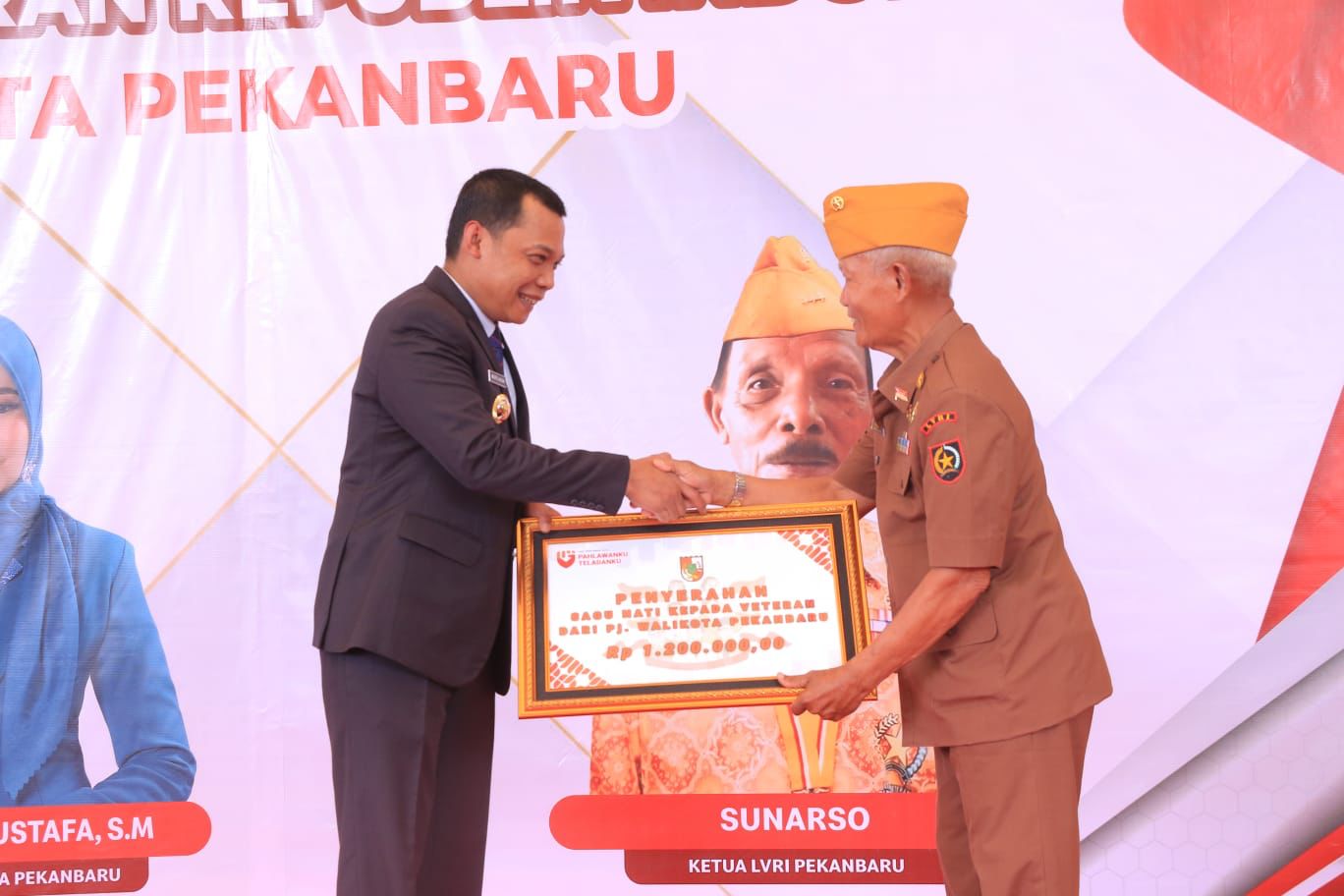 Pj Wali Kota Pekanbaru Jamu dan Serahkan Sagu Hati Bagi Para Veteran Pada Momen Hari Pahlawan