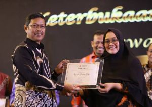 Bawaslu Riau Raih Penghargaan sebagai Lembaga Informatif