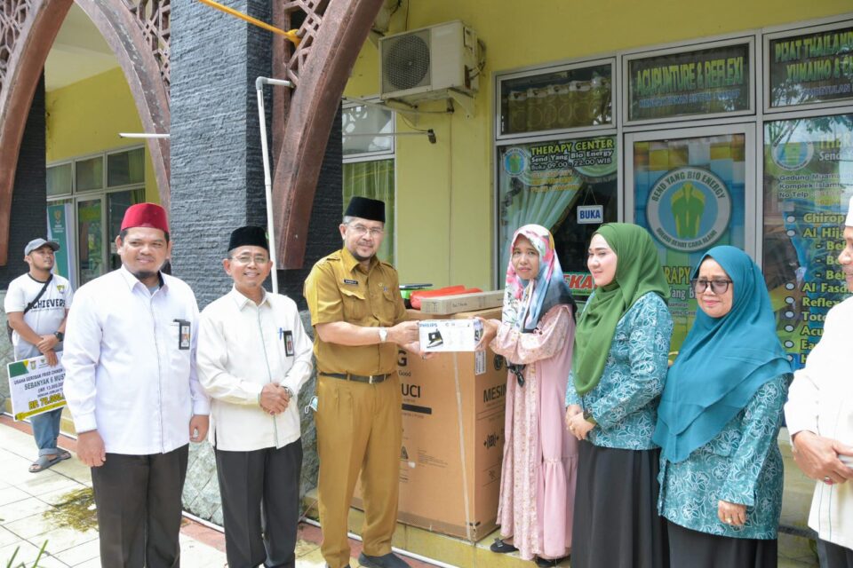 Baznas Kampar Distribusikan Zakat Produktif kepada Mustahiq