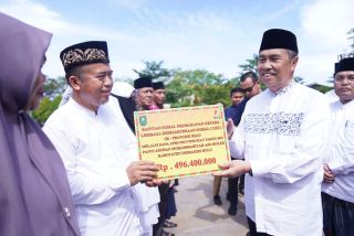 Kunker ke Inhu, Gubri Tinjau Pasar Murah dan Salurkan Bansos Rp2,59 MiliarÂ