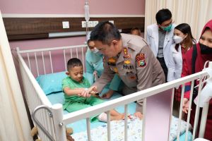 Kapolda Riau Jenguk Kakak Beradik Penderita Rapuh Tulang
