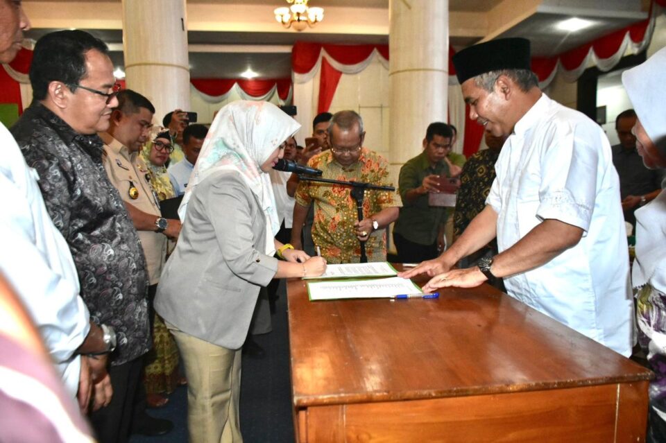 Tingkatkan Produksi Beras, Pj Bupati Kampar Tandatangani Komitmen dengan Camat dan Kepala Desa
