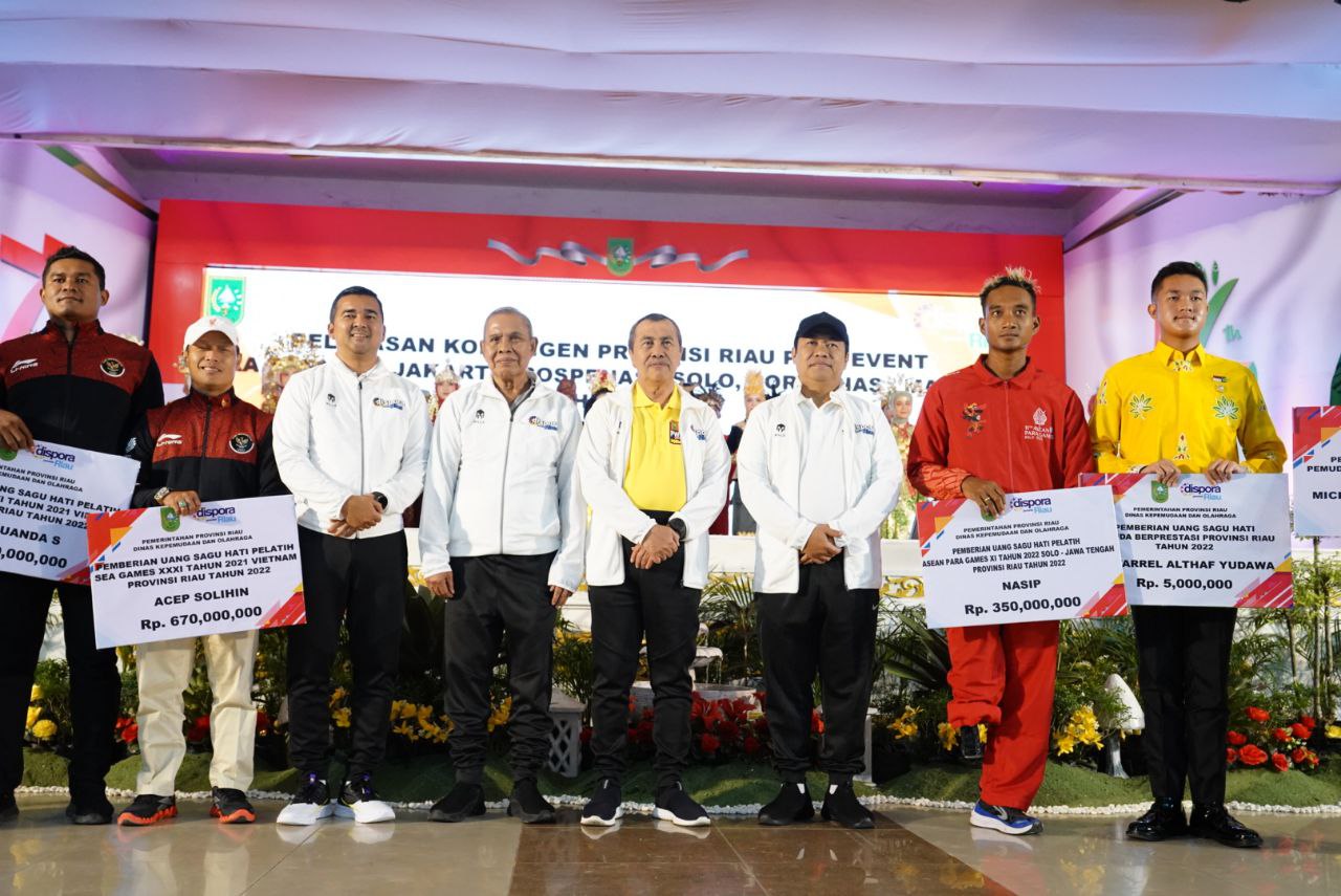 Gubri Serahkan Sagu Hati untuk Atlet Peraih Medali, Pelatih, dan Pemuda Berprestasi