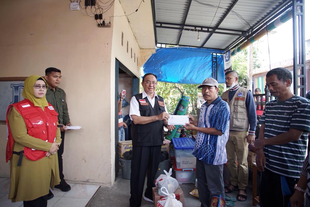 Bupati Serahkan Bantuan kepada Korban Kebakaran di Jln. M. Boya Lr. Suwito Tarjo