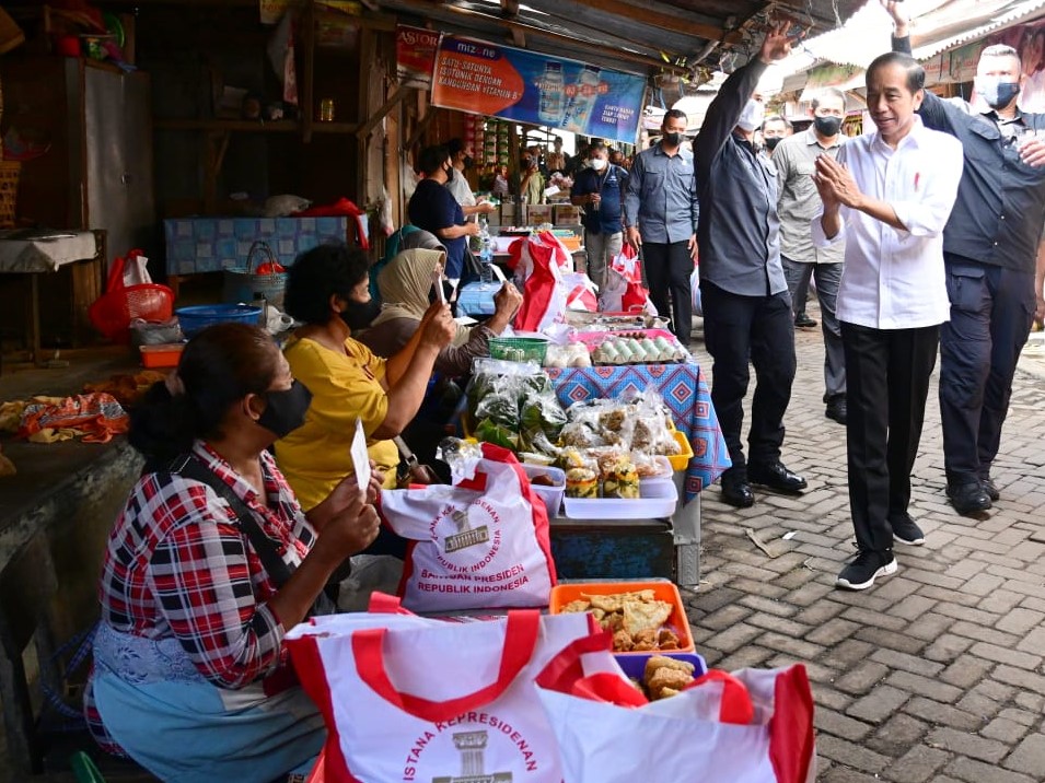 Presiden Bagikan BLT dan Cek Harga Komoditas di Pasar Malang Jiwan Colomadu