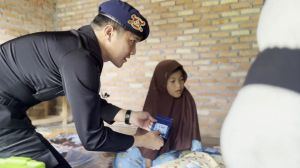 Brimob Bantu Guru Honor di Pekanbaru yang Kesulitan Biayai Pengobatan Anak