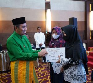 Gubri Serahkan Wakaf Uang Pemprov Riau untuk 50 Madrasah