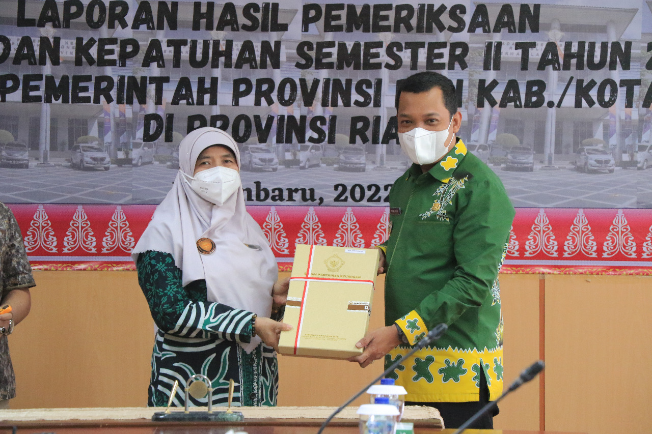 Pj Walikota Pekanbaru Terima LHP Pengelolaan Pajak Daerah Semester II dari BPK