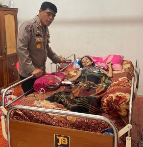 Polda Riau Peduli, Bangkitkan Semangat Fitriani Penderita Tumor Perut Menahun