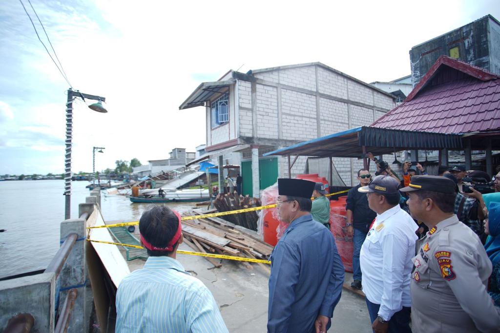Bupati Salurkan Bantuan Langsung untuk Korban Longsor di Kuala Enok