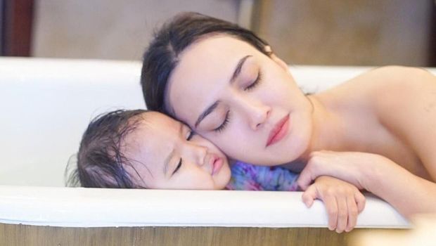 Gegara Unggah Foto Mandi Bareng Anak, Shandy Aulia Dikritik