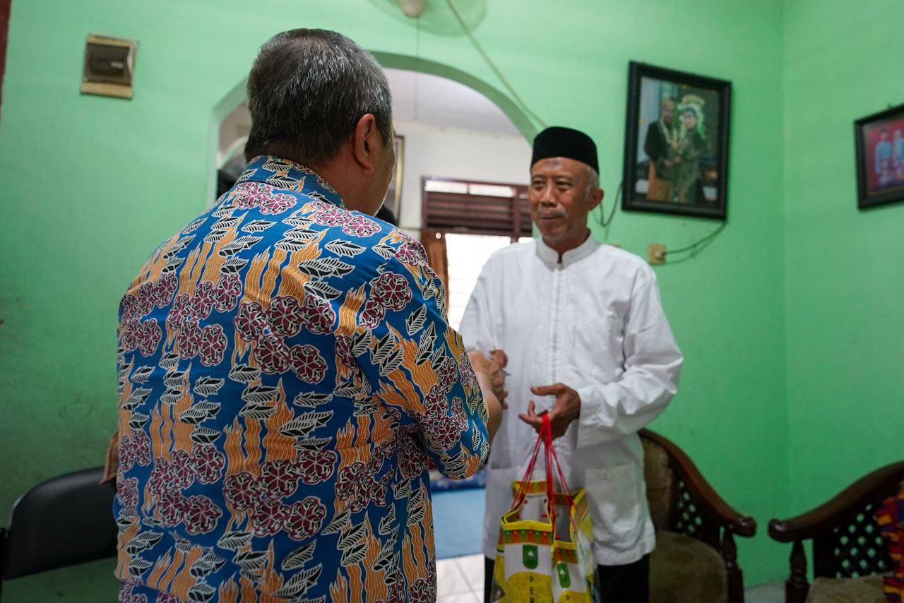 HUT Korpri ke-51, Gubri Syamsuar Serahkan Bantuan Kepada 50 PensiunanÂ