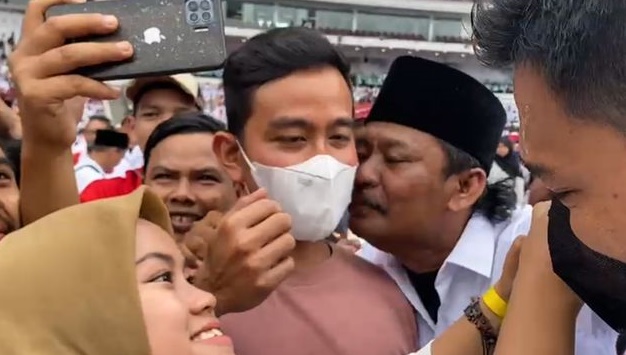 Nekat Cium Pipi Anak Jokowi, Bapak-bapak Berkumis Ditegur Paspampres