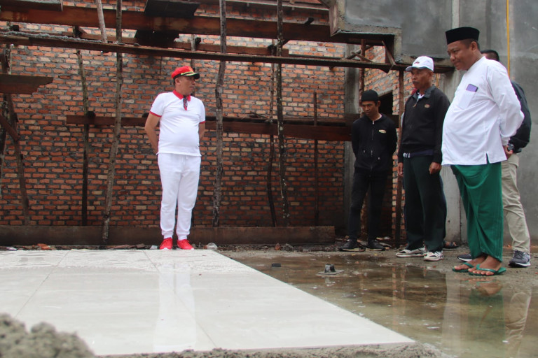 Pastikan Pembangunan Berjalan, Bupati Adil Kunjungi Ponpes Baburrahmah