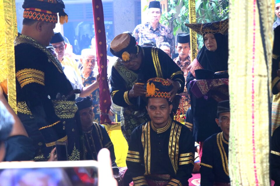 Sekda Hadiri Penobatan Rino Effendy Sebagai Dt. Malano Persukuan Domo Piangan Kenegerian Air Tiris