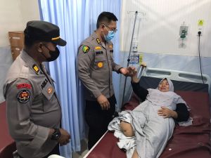 Senangnya Neti Suryani Terima Bantuan Kaki Palsu dari Polda Riau
