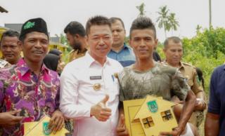 Bupati Rohil Serahkan 15 Unit Rumah Resetlement ke Masyarakat
