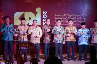 Bupati Rohil Songsong Penghargaan Kepala Daerah Inovatif Dari MNC di Semarang 