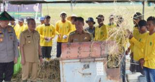 Bangga dengan Kabupaten Rokan Hilir Sebagai Lumbung Padi, Gubernur Riau Panen Raya di PekaitanÂ 