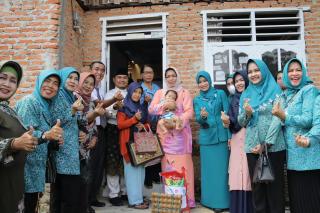 10 Keluarga Beresiko Stunting di Pekanbaru Terima Bantuan Paket Makanan Bergizi