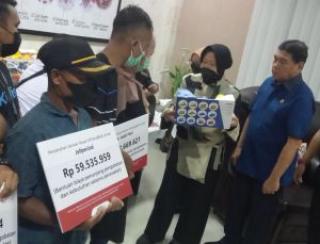 Mensos RI Serahkan Bantuan untuk Biaya Pengobatan Anak di Rumbai Pekanbaru