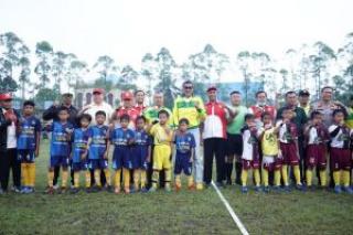Gubri Buka Festival Sepak Bola U-10 dan U-12 di kampus UIR