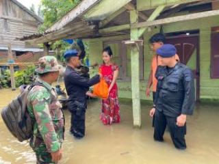 Petugas TNI Polri Bantu Warga Korban Banjir di Batang Gangsal Inhu