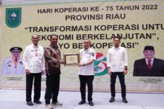 Gubernur Riau Beri Penghargaan untuk 40 Koperasi
