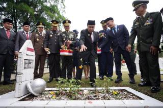 Gubri Gelar Upacara Peringatan Hari Pahlawan di TMP Kusuma Dharma Pekanbaru