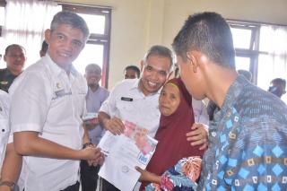 Pj Bupati Kampar Serahkan 383 BLT kepada KPM Wilayah Tapung Raya