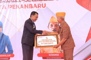 Pj Wali Kota Pekanbaru Jamu dan Serahkan Sagu Hati Bagi Para Veteran Pada Momen Hari Pahlawan