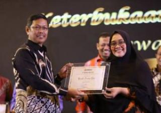Bawaslu Riau Raih Penghargaan sebagai Lembaga Informatif