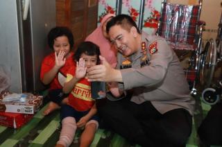 Kakak Adik Penderita Rapuh Tulang Dapat Bantuan dari Kapolda Riau