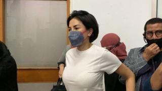 Pakai Rompi Tahanan, Nikita Mirzani Tebar Senyum Jelang Sidang Perdana