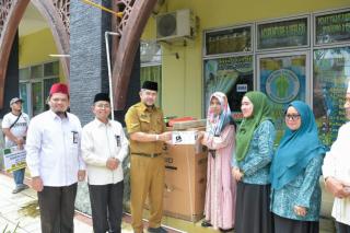 Baznas Kampar Distribusikan Zakat Produktif kepada Mustahiq