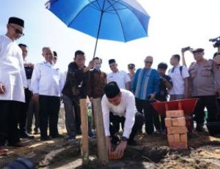 Gubri Letakkan Batu Pertama Pembangunan Ponpes Maâ€™had Islam Riau