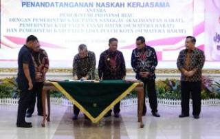 Pemprov Riau Tandatangani Naskah Kerja Sama dengan Tiga Pemkab Luar