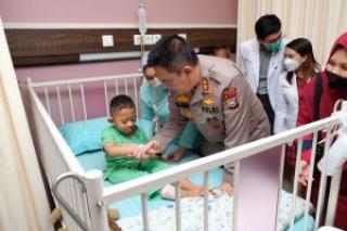 Kapolda Riau Jenguk Kakak Beradik Penderita Rapuh Tulang