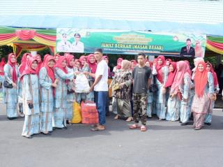 DWP Bengkalis Bagikan 700 Makanan Kepada Anak Yatim, Buruh, Tukang Becak