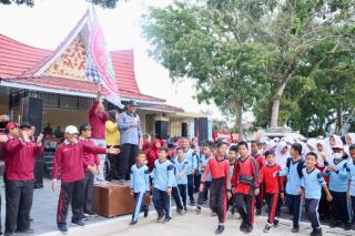 Sampena HGN dan HUT PGRI Ke-77, Pj Bupati Kampar Lepas Peserta Gerak Jalan Santai dan Car Free Day