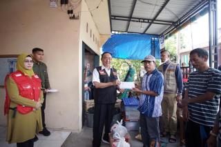 Bupati Serahkan Bantuan kepada Korban Kebakaran di Jln. M. Boya Lr. Suwito Tarjo